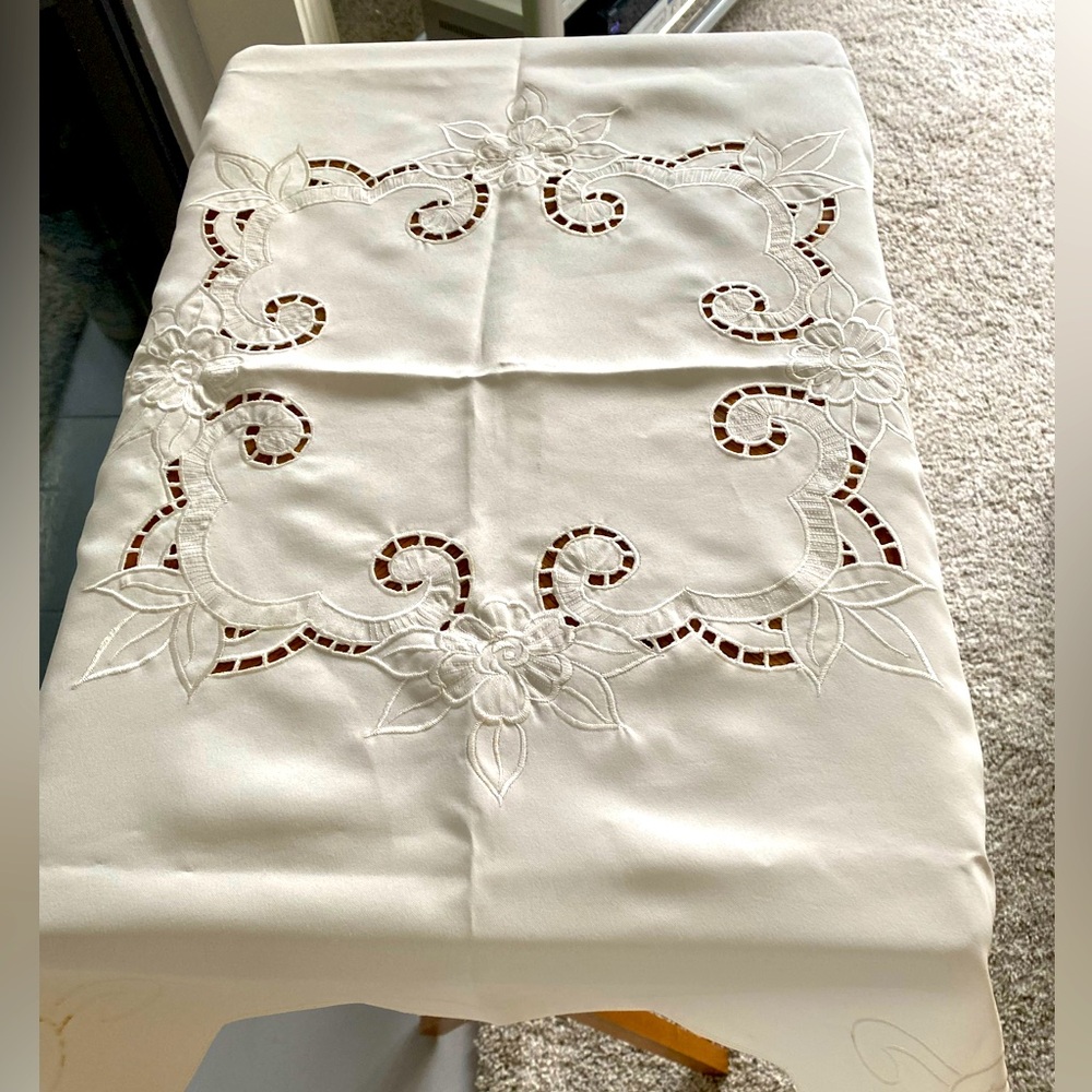 Vintage embroidered polyester square tablecloth cutout lace white 34”x34”